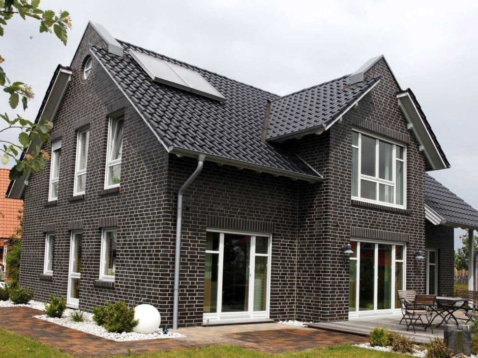 Кирпичный дом с серой крышей