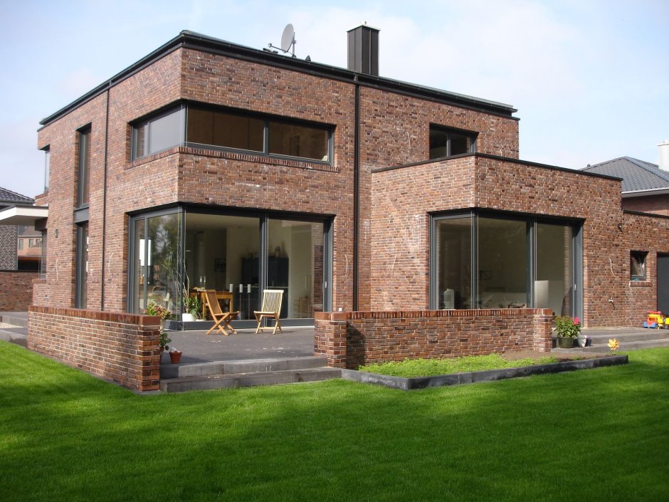 Дом из кирпича с плоской крышей