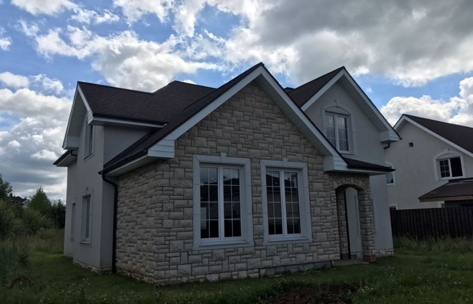 Загородный дом белый камень