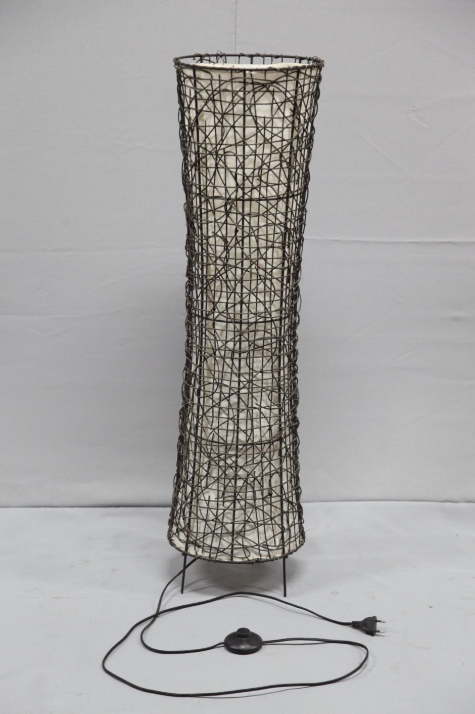 Торшер на треноге в интерьере гостиной