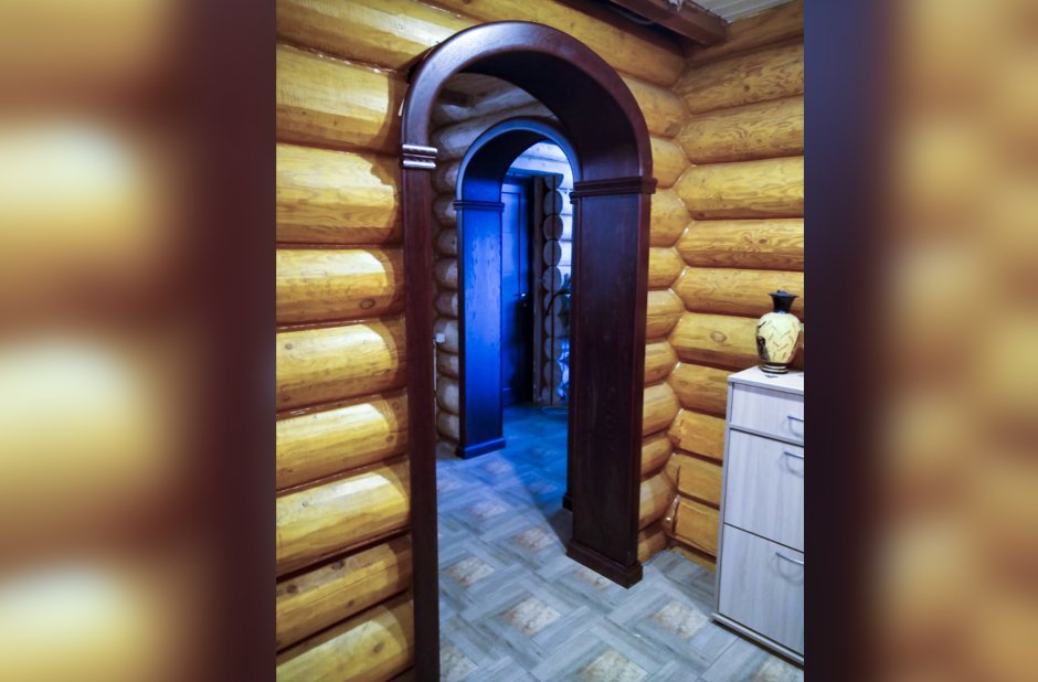 Арка в доме из бревна