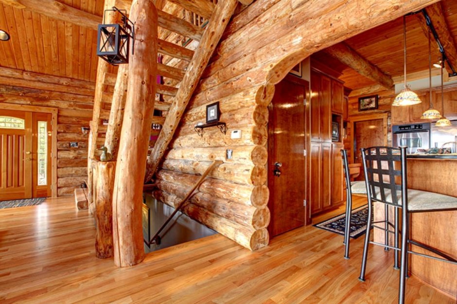 Кухня в бревне с лестницей