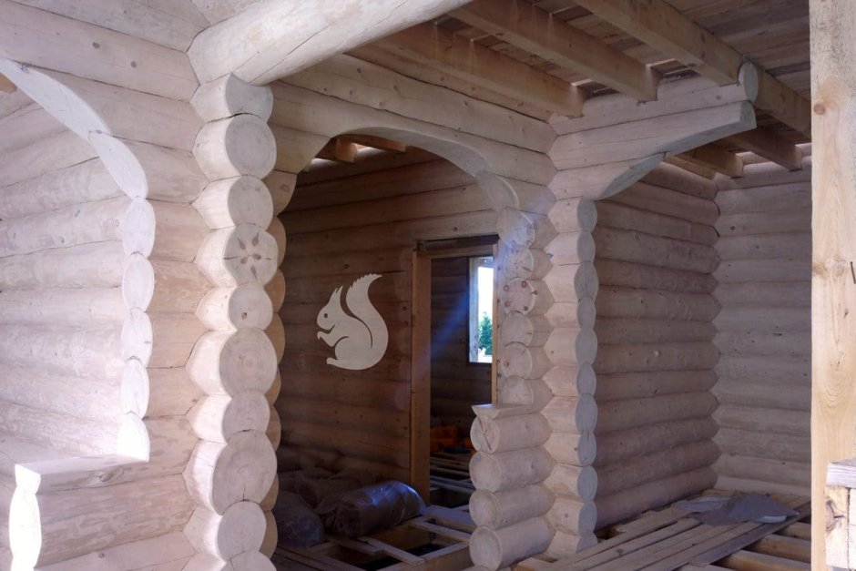 Арка в деревянном доме из бревна