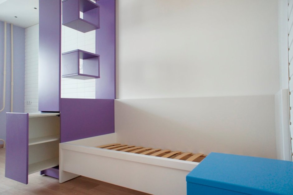 Стеллаж между детскими кроватями