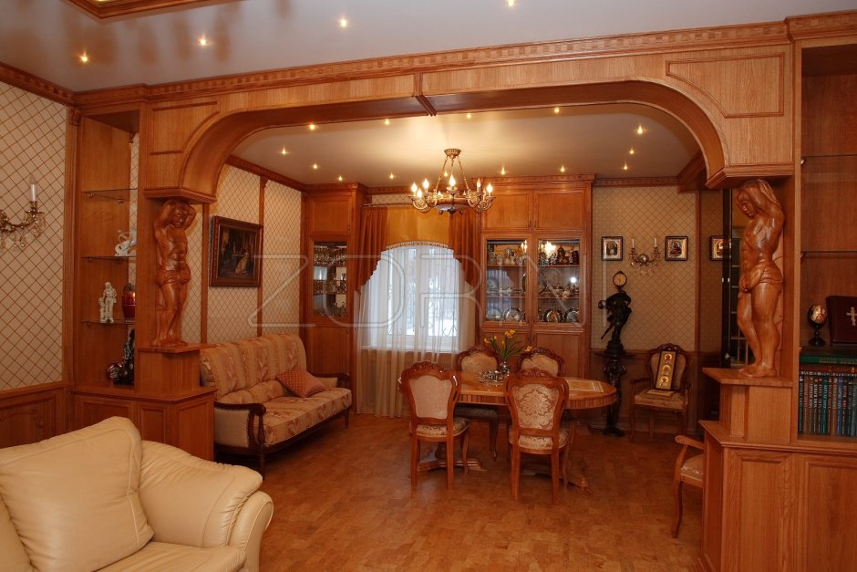 Гостиная с аркой в деревянном доме