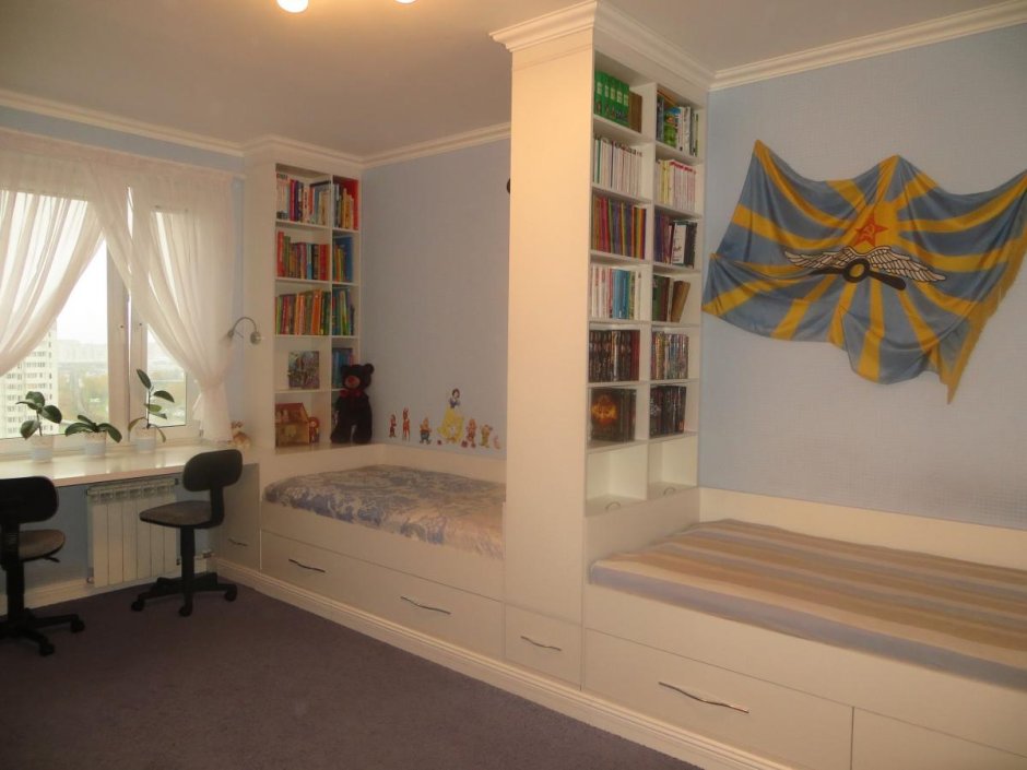 Стеллаж между детскими кроватями