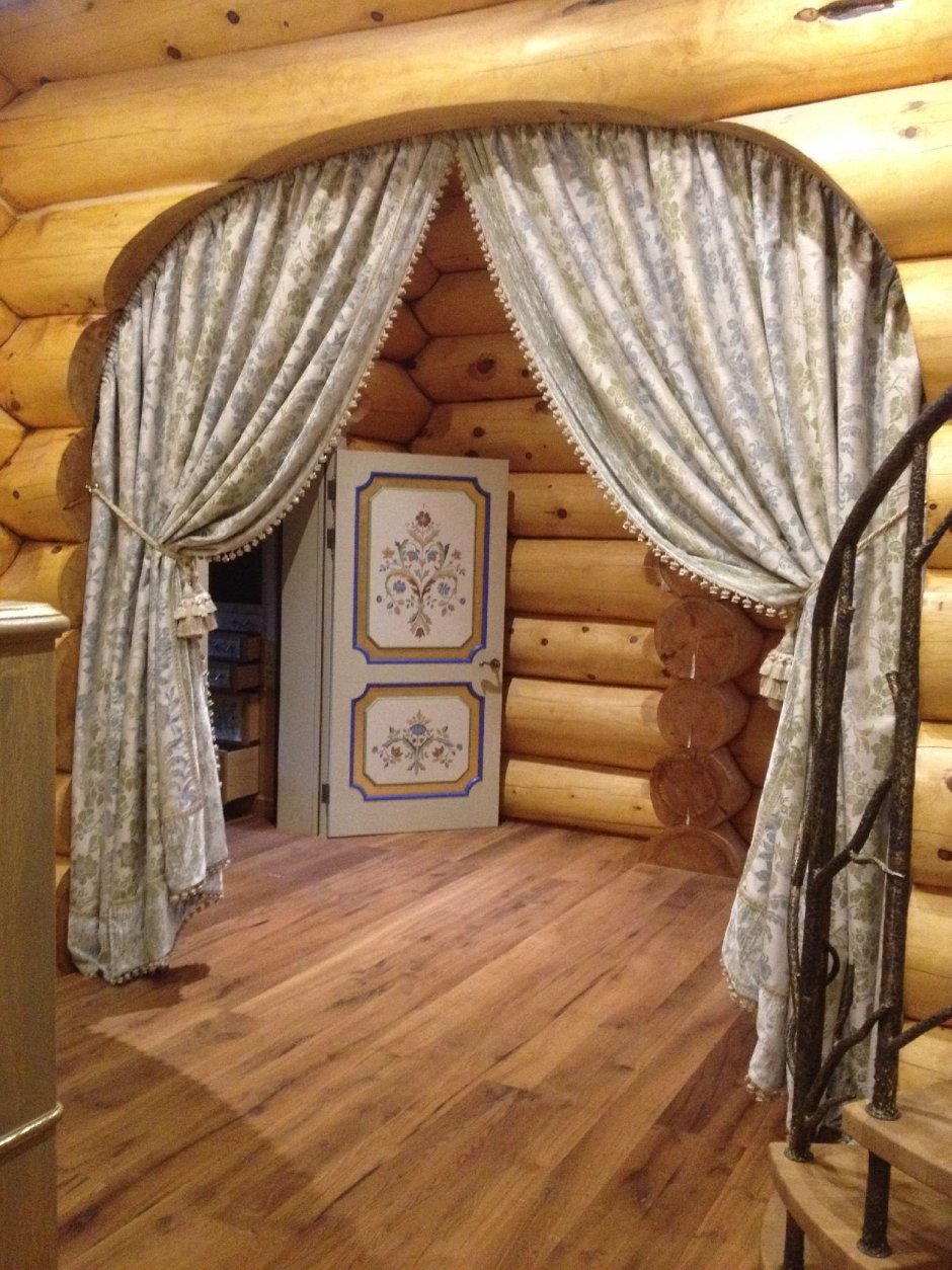 Арка в деревянном доме из бревна