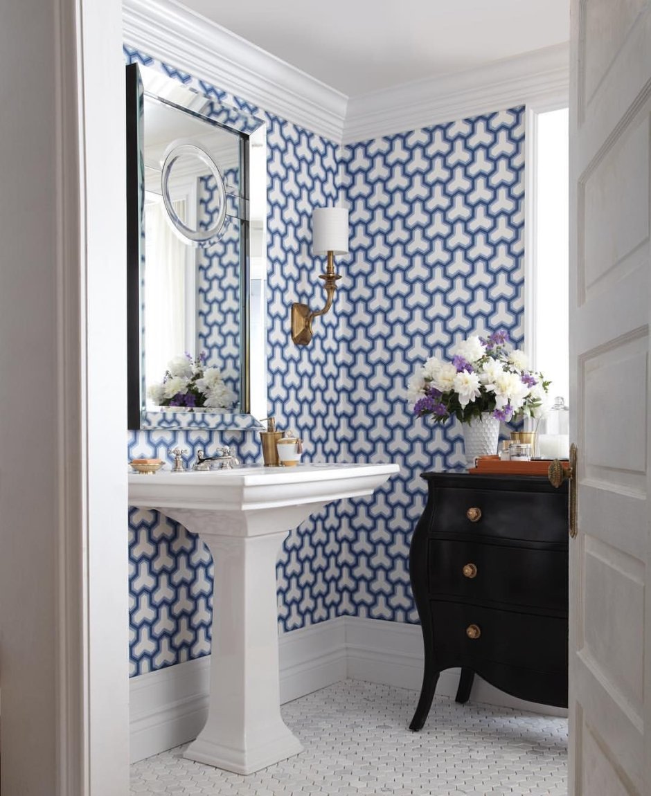 Ванная комната с обоями и плиткой