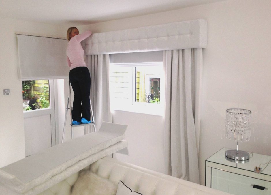 Шторы на окно с потолочным карнизом