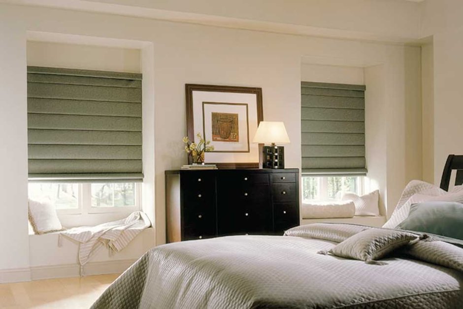 Спальня с телевизором и туалетным столиком