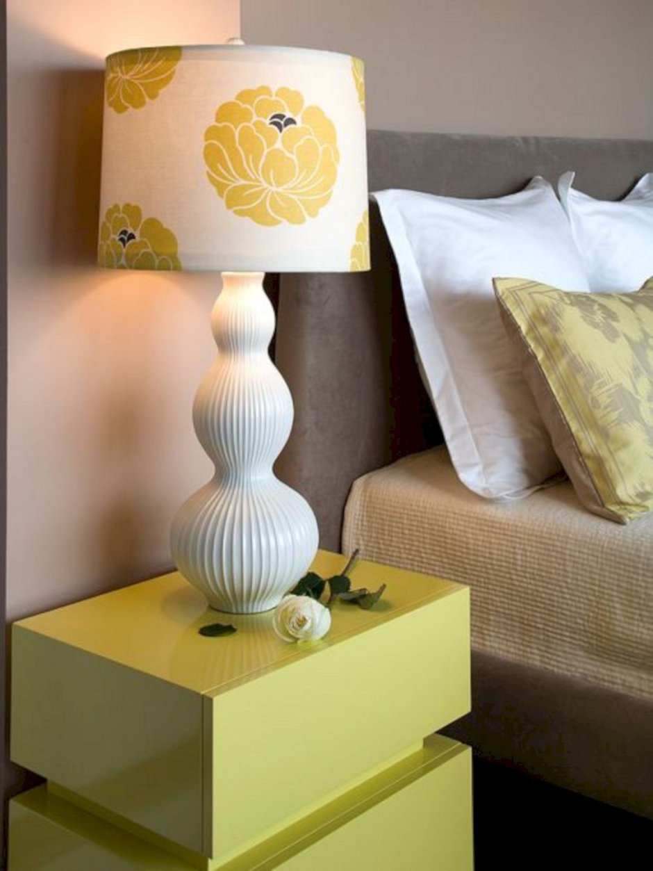 Высокие прикроватные тумбочки