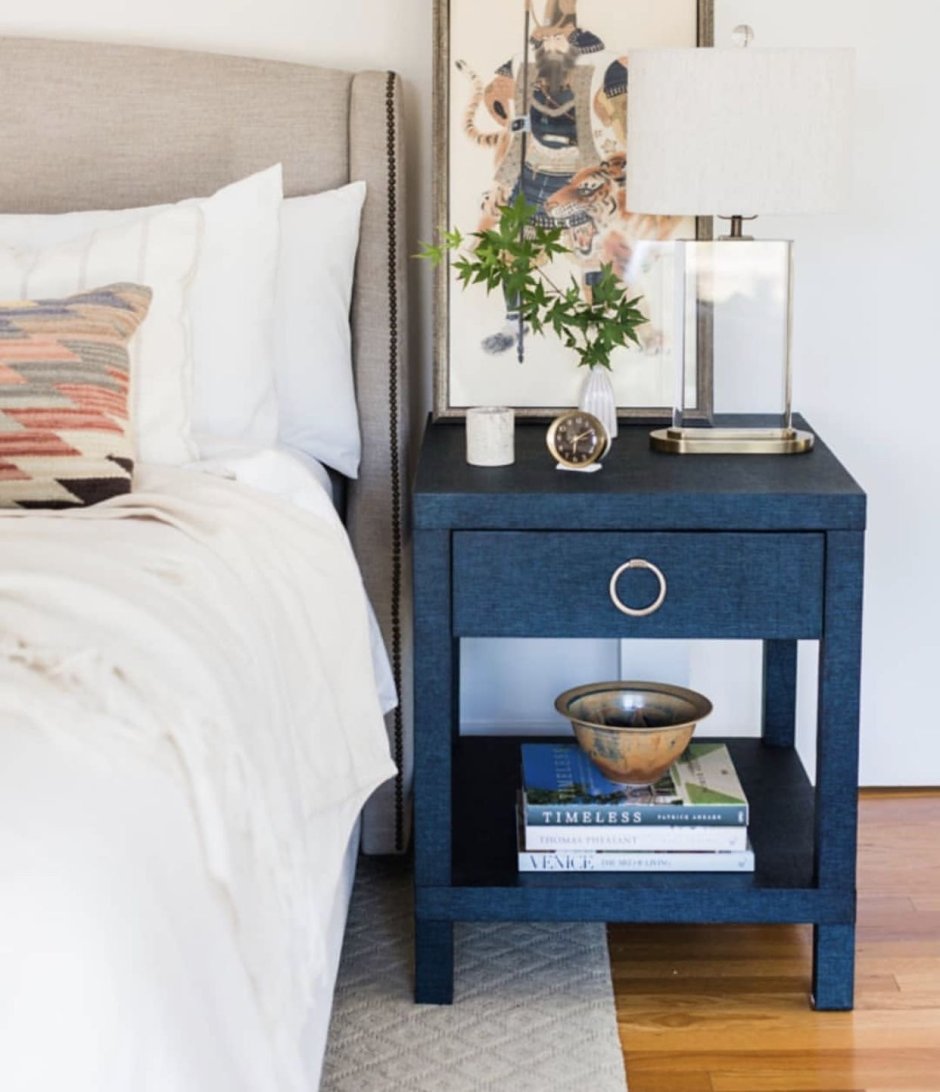 Нестандартная прикроватная тумба