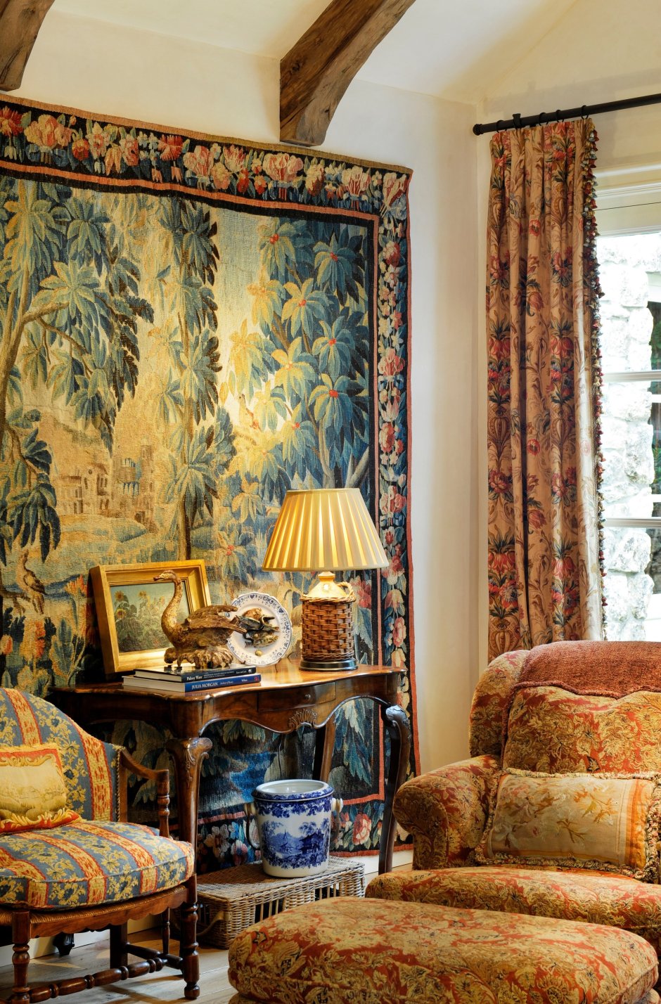 Гобелен на стене в интерьере