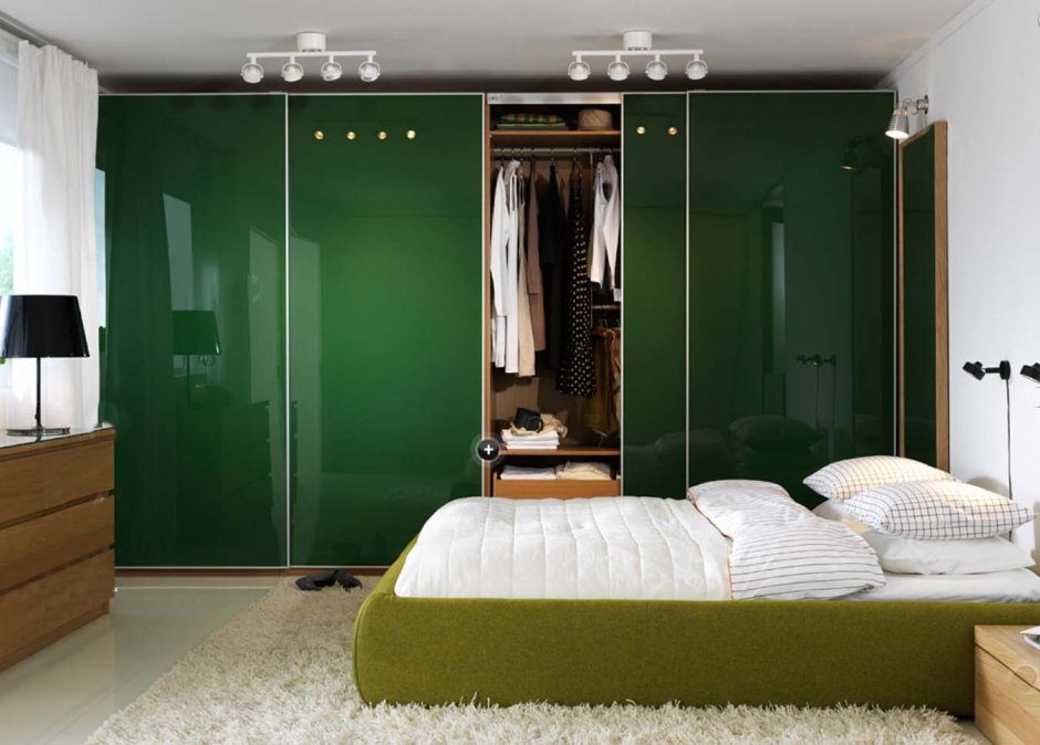 Спальня в бело зеленых тонах