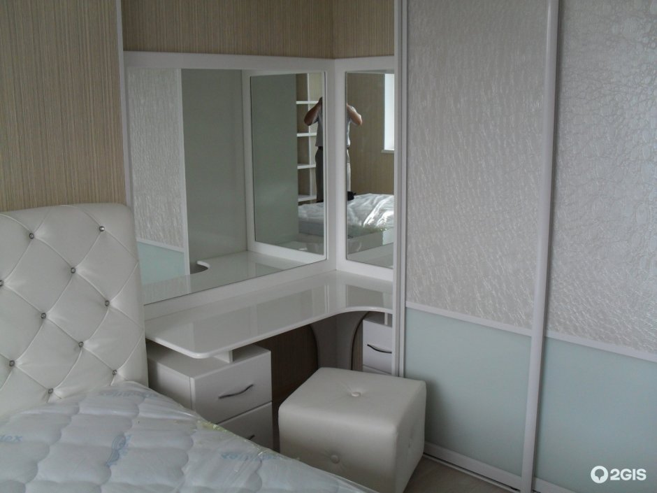 Шкаф с трюмо в спальню