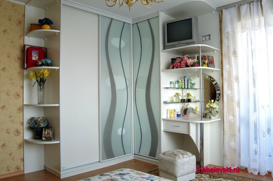 Угловой шкаф с туалетным столиком