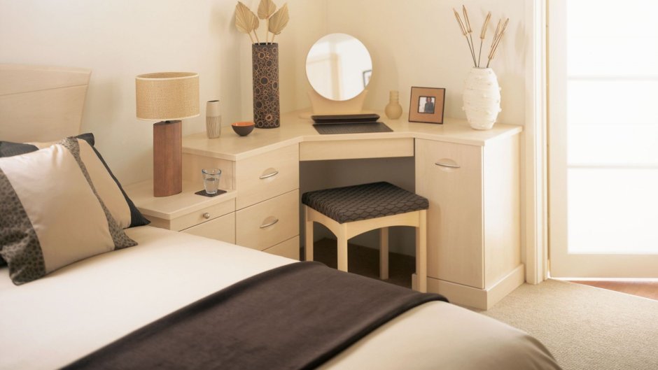 Интерьер спальни с угловым столом
