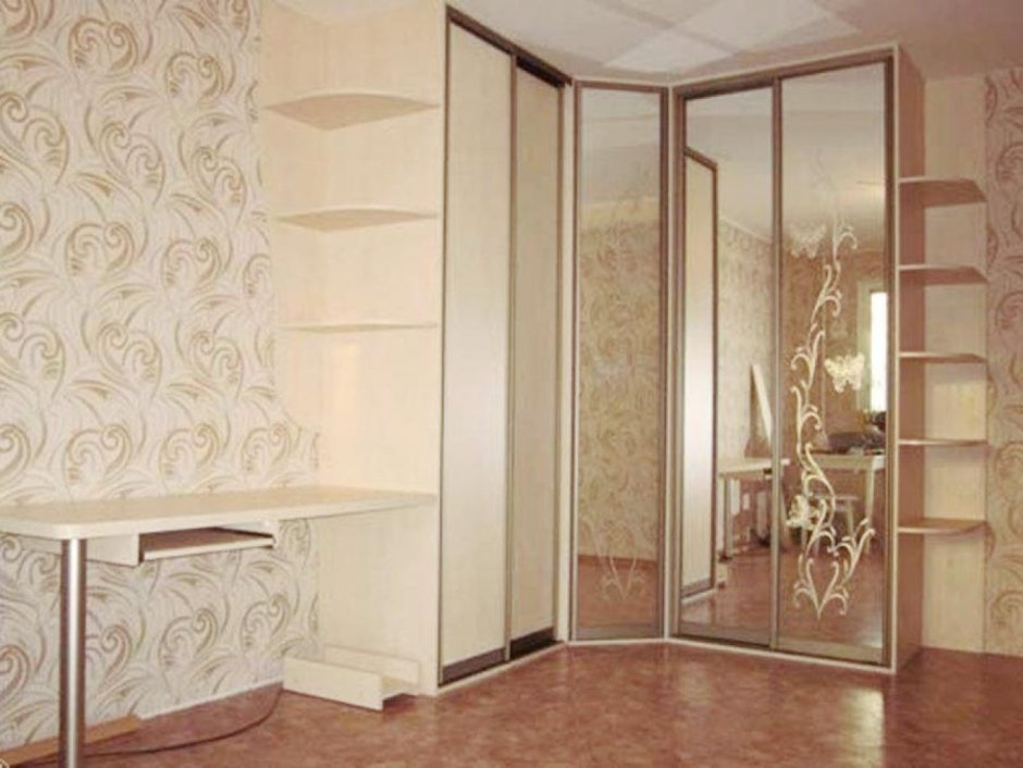 Встроенная гардеробная с туалетным столиком