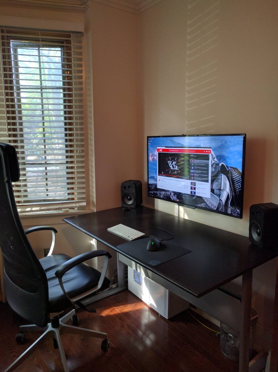 Телевизор над компьютерным столом