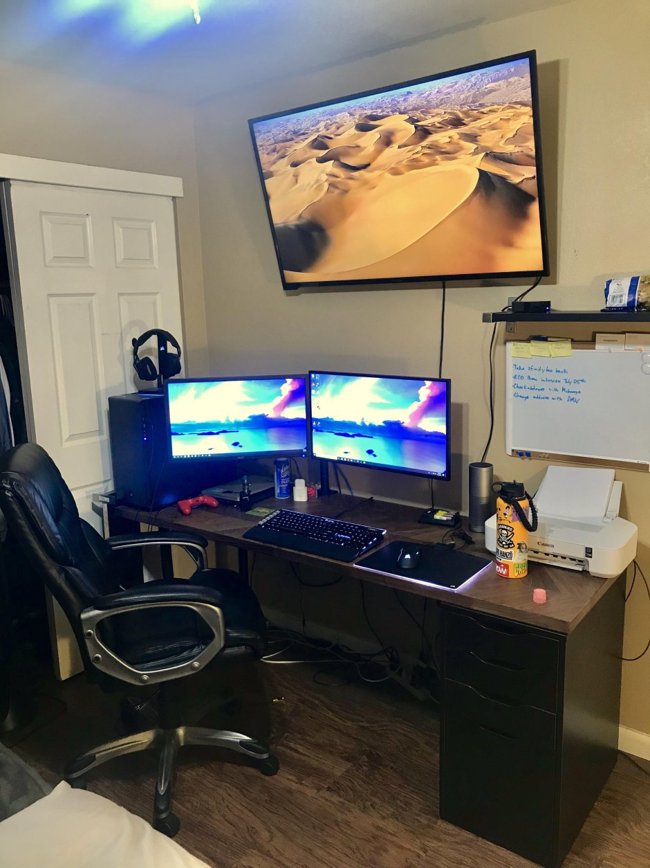 Полки над компьютерным столом