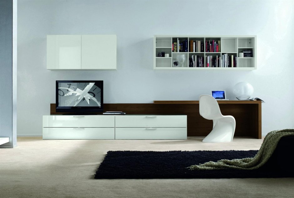 Телевизор над письменным столом