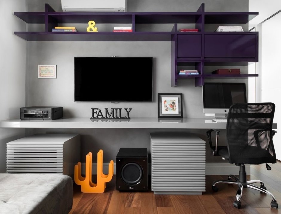 Стол у окна с полками