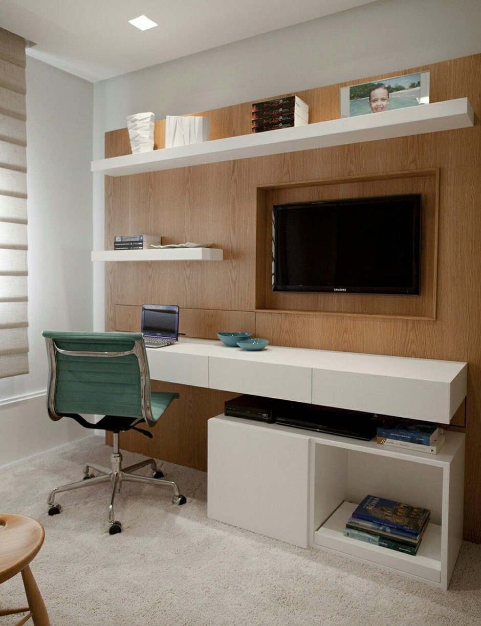 Стол в комнате