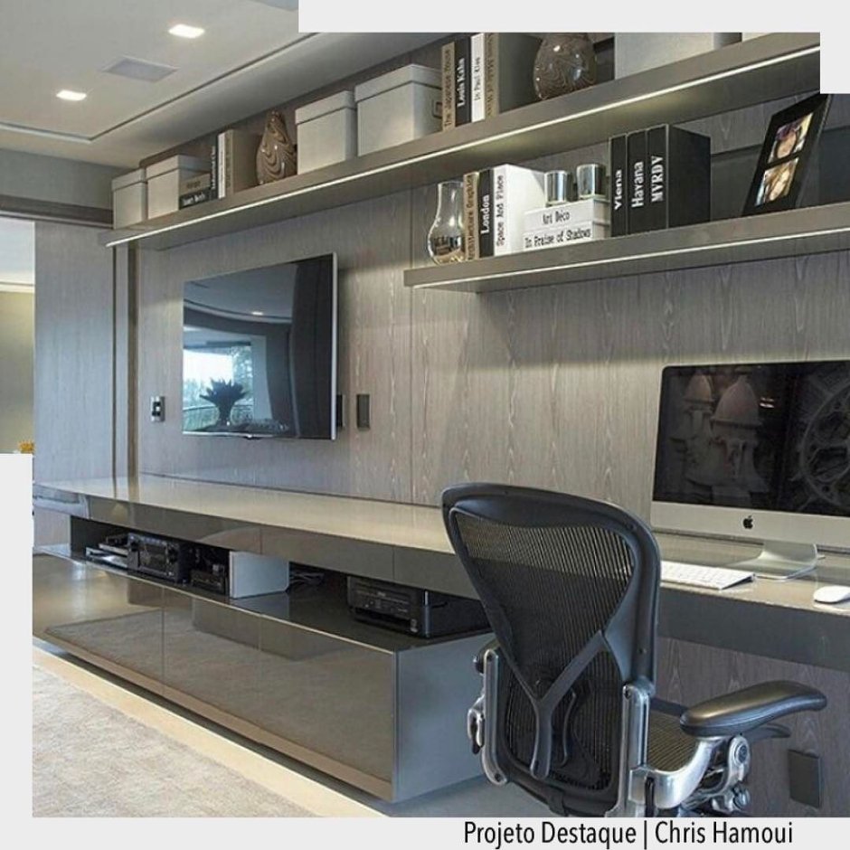 Полки над письменным столом