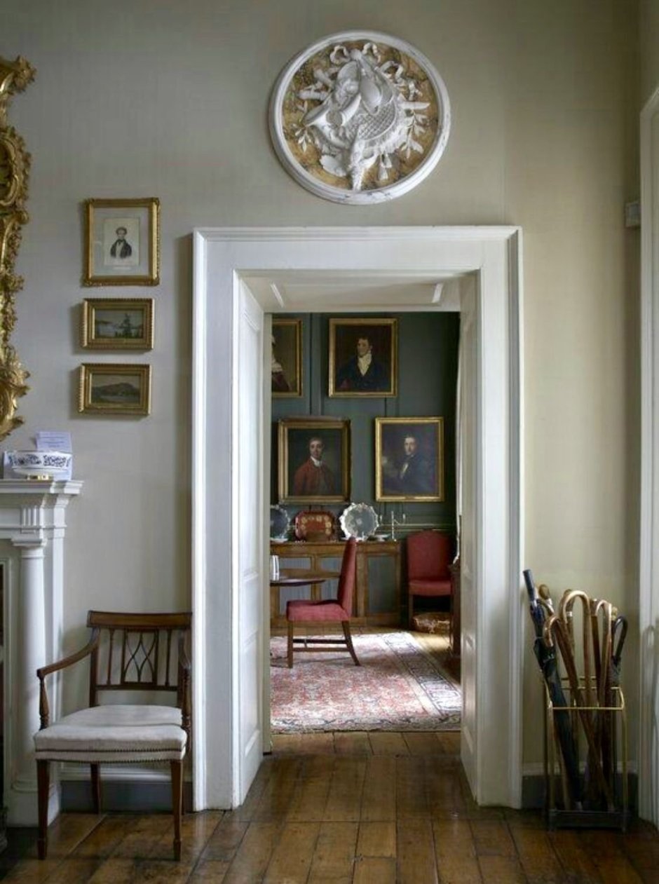 Картина над дверью в интерьере