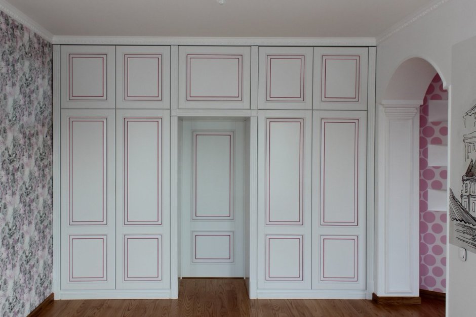 Шкаф вокруг двери в детской