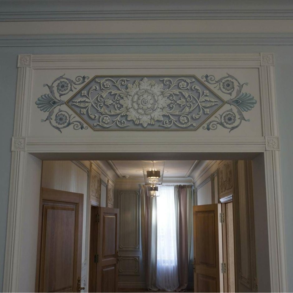 Лепнина над дверью