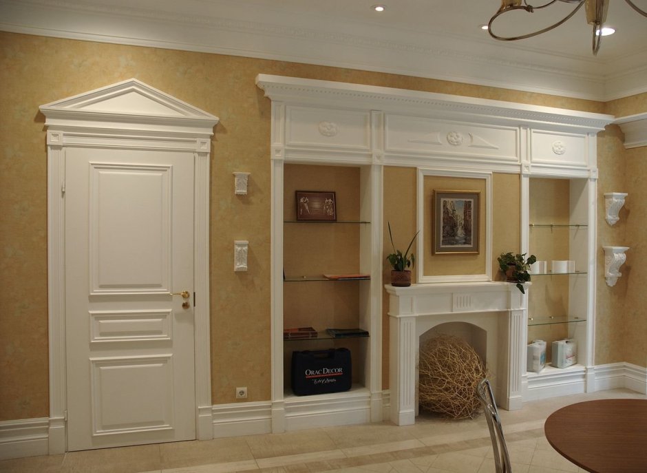 Шкаф с лепниной