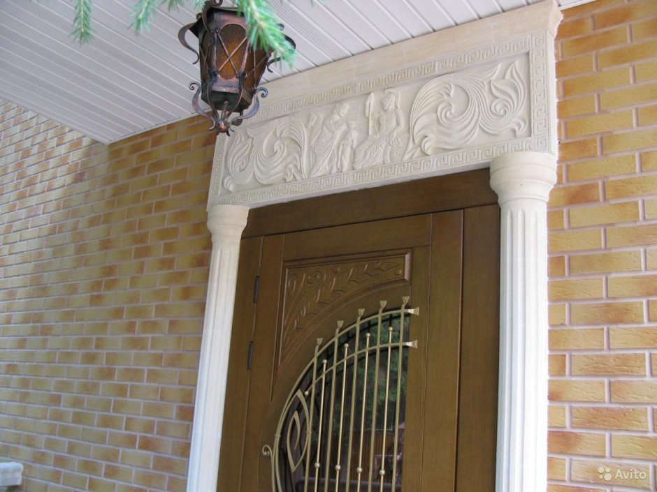 Отделка откосов дверей лепниной