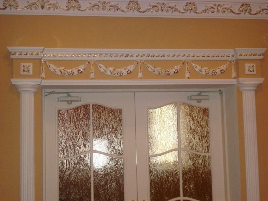 Декор над дверным проемом