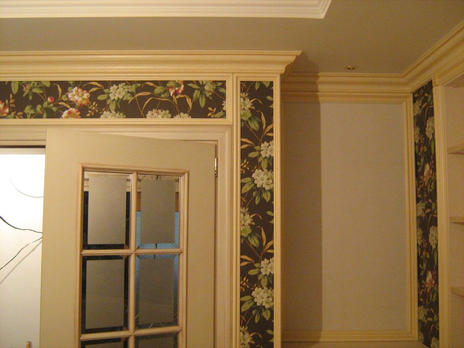 Молдинги вокруг окна в интерьере