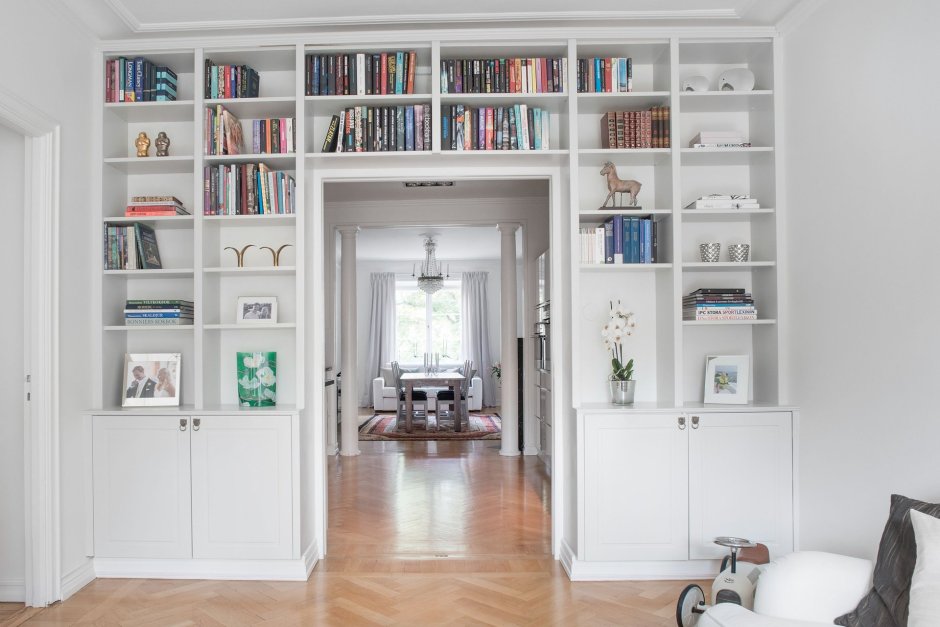 Книжные шкафы вокруг дверного проема