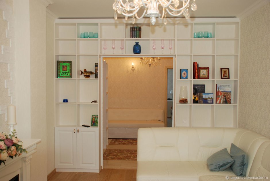 Шкаф вокруг двери в детской