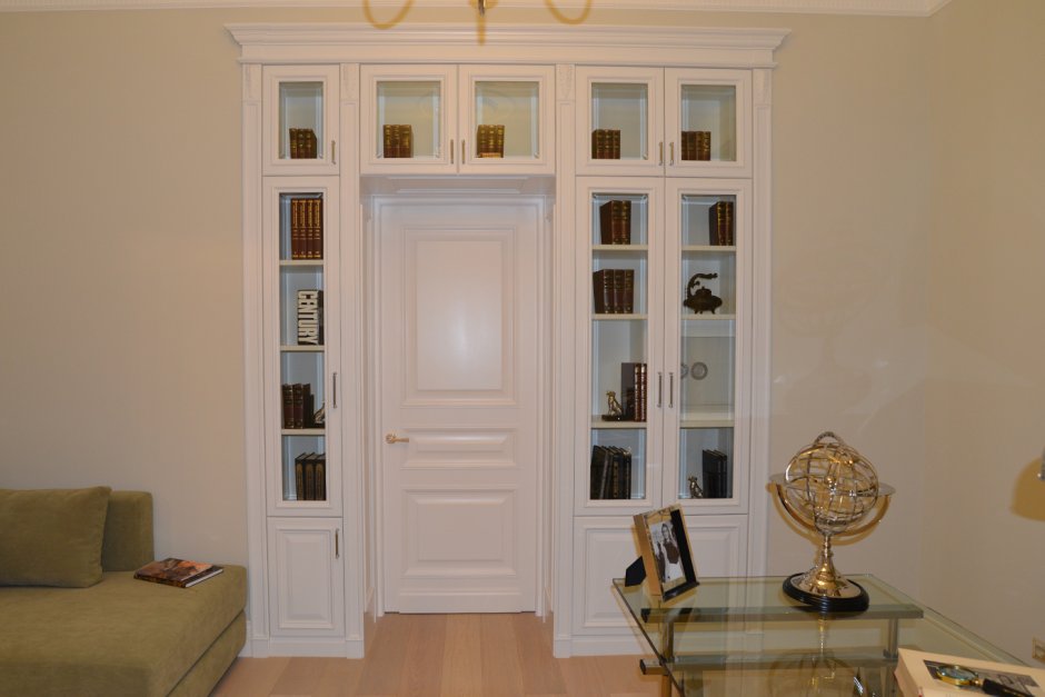 Книжные шкафы вокруг дверного проема