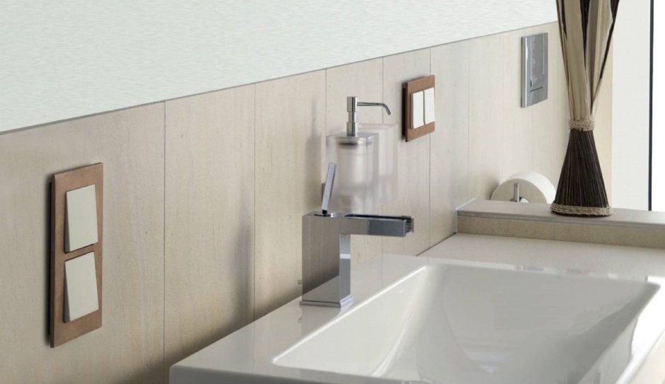 Телевизор на стене в спальне