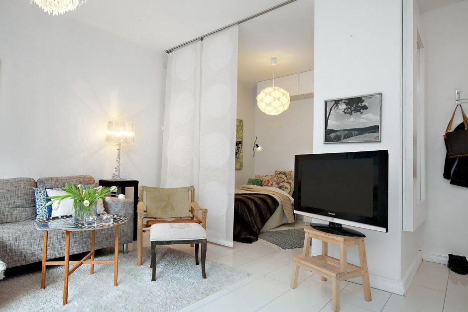 Кровать в нише за шторой