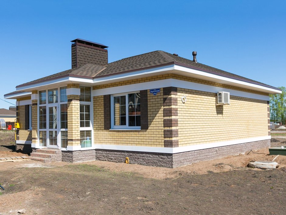 Одноэтажный дом с шатровой крышей