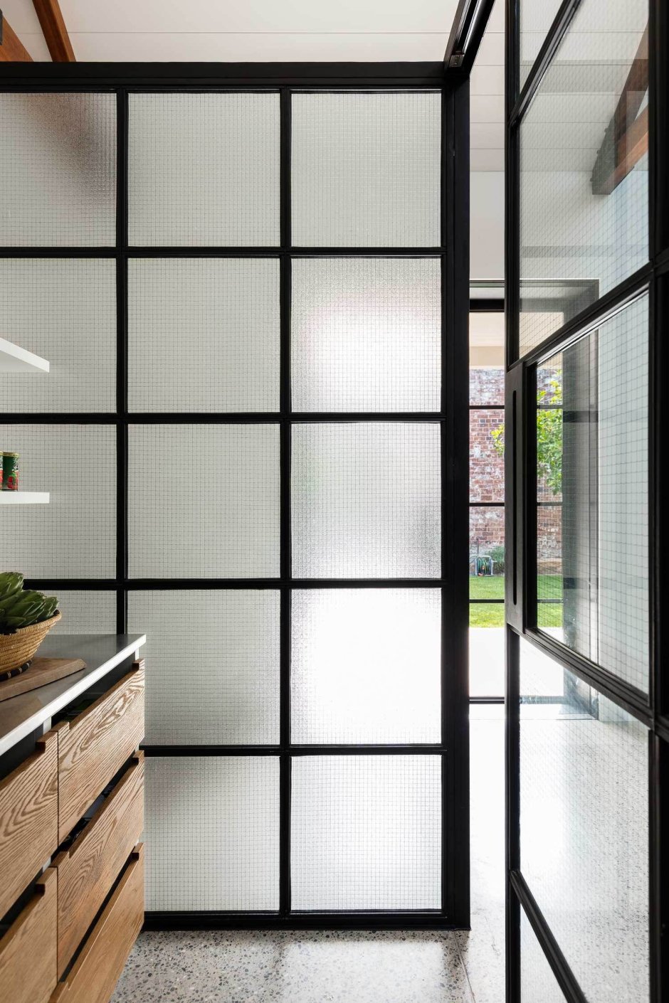 Лофт перегородка с матовым стеклом