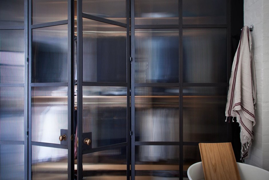 Шкаф с рифленым стеклом