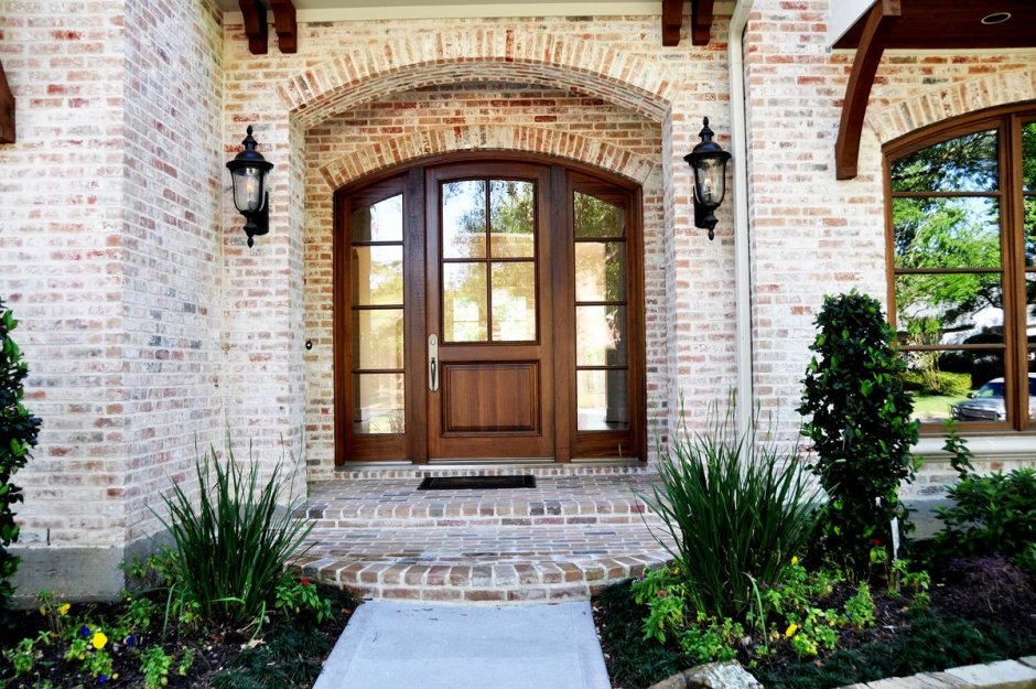 Кирпичный дом с арками