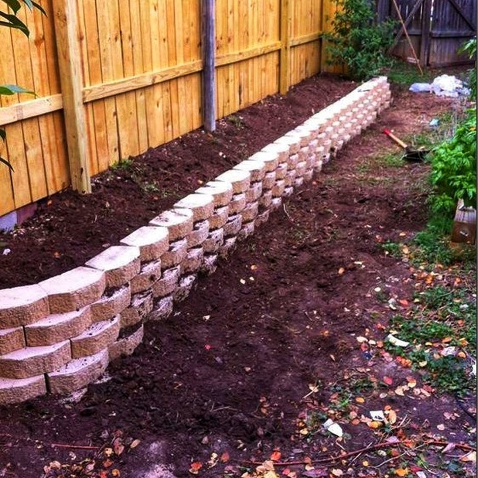 Клумба вдоль забора