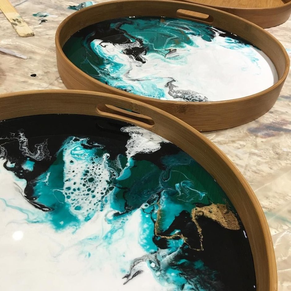 Деревянный поднос с эпоксидной смолой