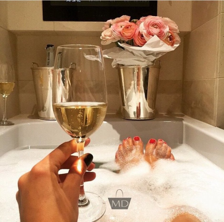 Ванна с пеной и свечами