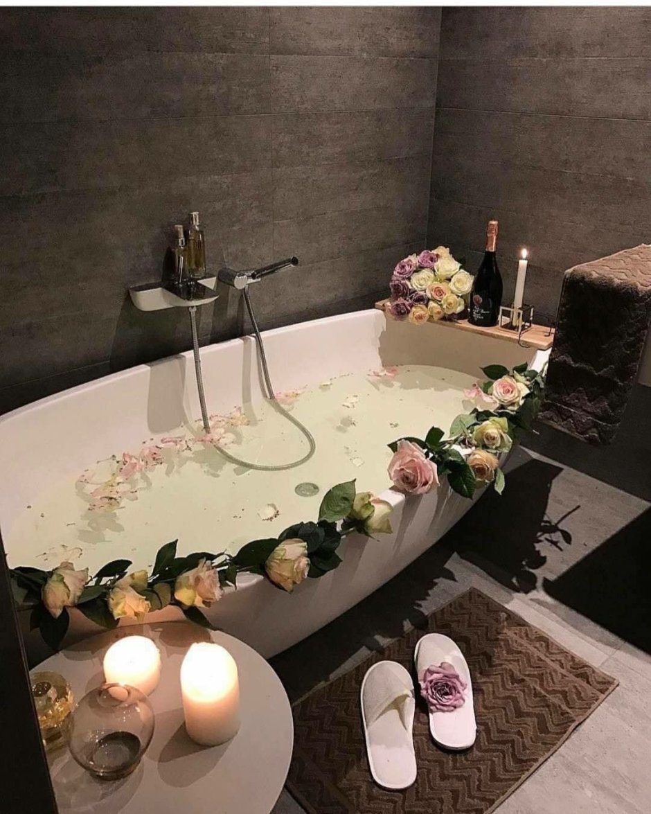 Романтическая ванна со свечами