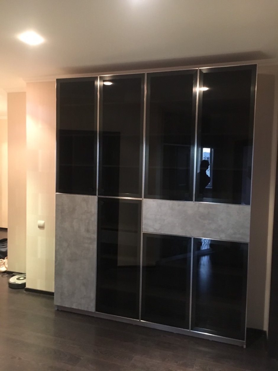 Стекло в черной алюминиевой рамке