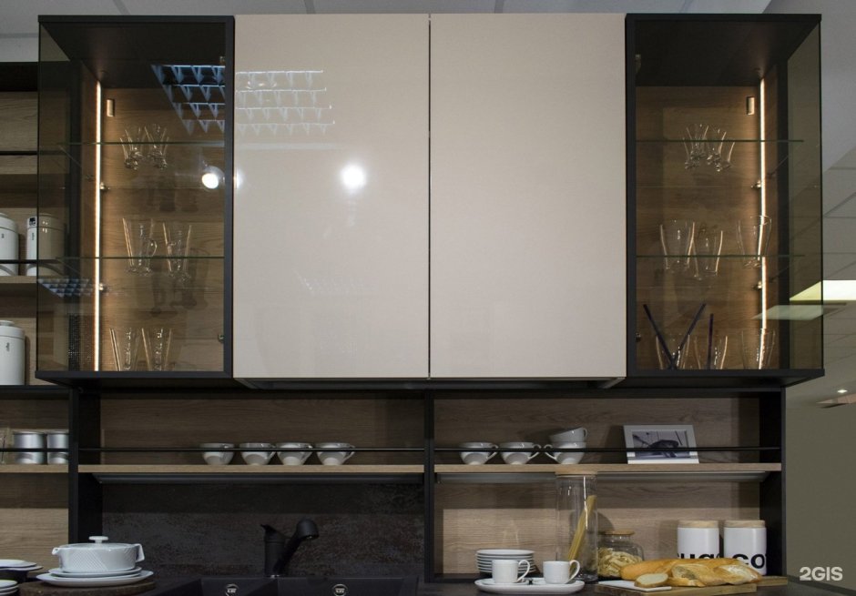 Стеклянные шкафчики на кухне